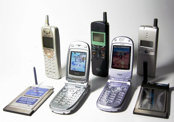 Dárky 2003: Mobilní telefon. Akoli ped deseti lety neml mobil nikdo, nyní u