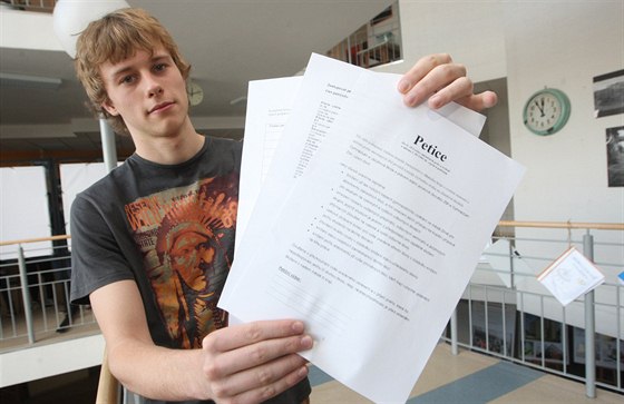 Student zlínského Gymnázia Lesní tvr Martin Kandel ukazuje petici proti...