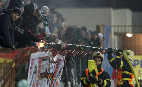 Fanouci Zbrojovky Brno ádili bhem utkání na Bohemians 1905. Museli proti nim...