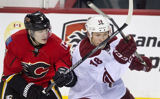 Ladislav míd (vlevo) z Calgary v souboji s Davidem Mossem z Phoenixu.