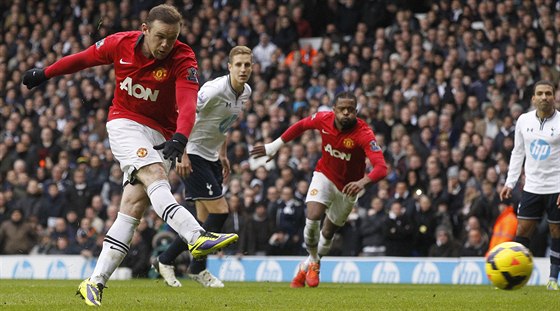 NÁPAH...A GÓL. Útoník Manchesteru United Wayne Rooney (vlevo) se v 57. minut...
