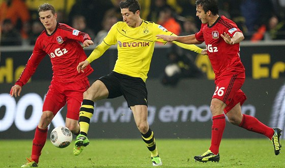 OBKLÍEN. Roberta Lewandowského z Dortmundu (uprosted) obtují hned dva hrái...