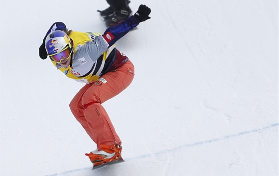 eská snowboardcrosaka Eva Samková bhem závodu Svtového poháru v rakouském...