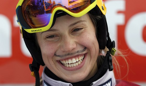 HOLKA KNÍRATÁ. eská snowboardcrosaka Eva Samková se raduje v cíli závodu...