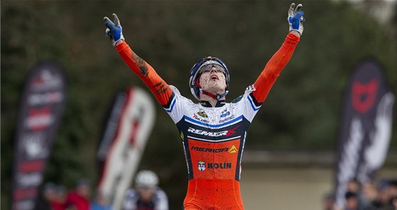 VÍTZ. Závod eského poháru v cyklokrosu v Kolín vyhrál tamní rodák Tomá