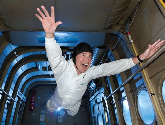 Jiří Grygar při letu se simulovaným stavem beztíže, který mu k narozeninám v roce 2013 uspořádal pořad Meteor
