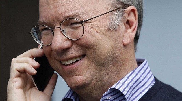 �éf Googlu Eric Schmidt telefonuje s Motorolou Moto X