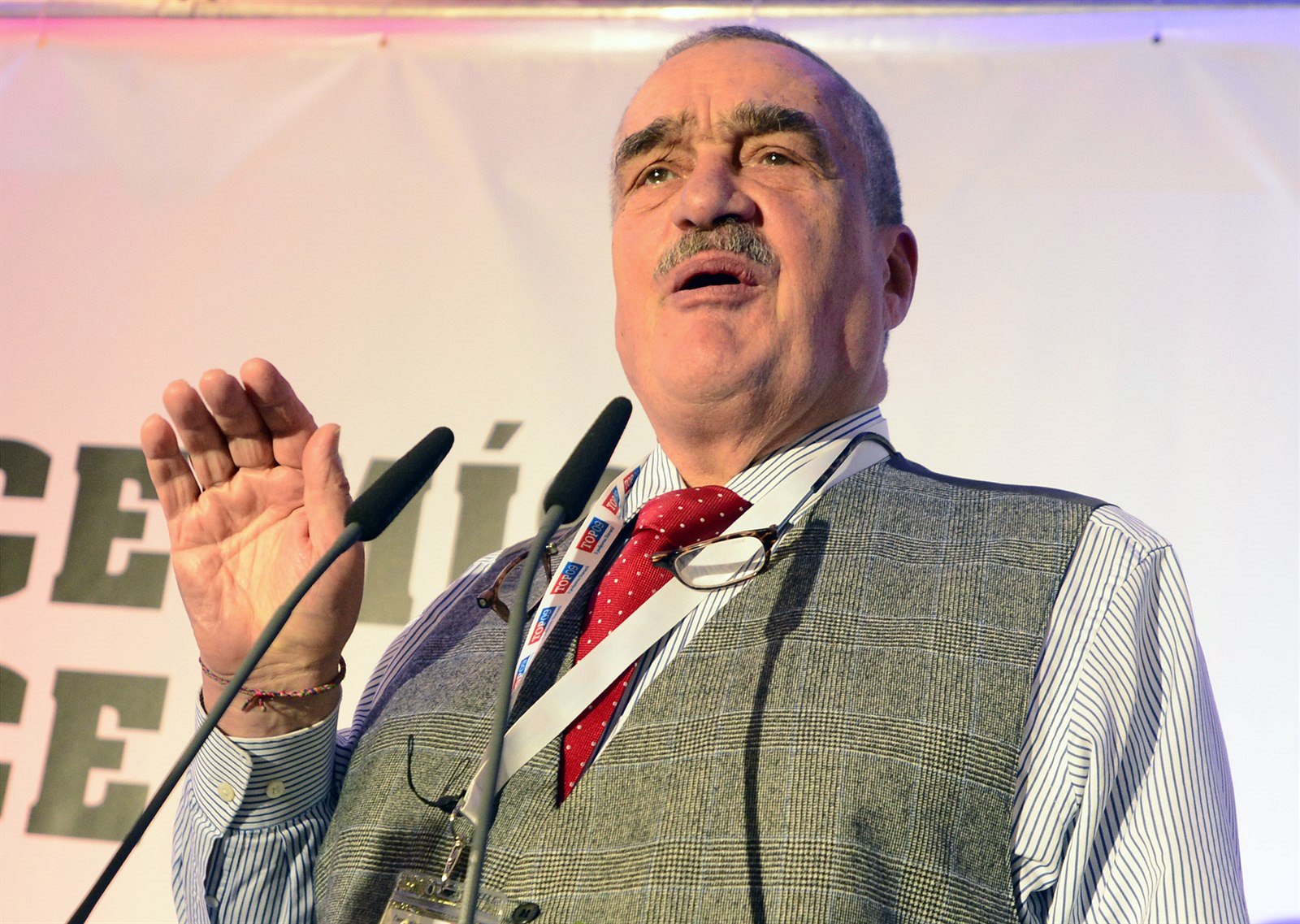 Karel Schwarzenberg obhájil 8. prosince v Praze post p�edsedy na celostátním...