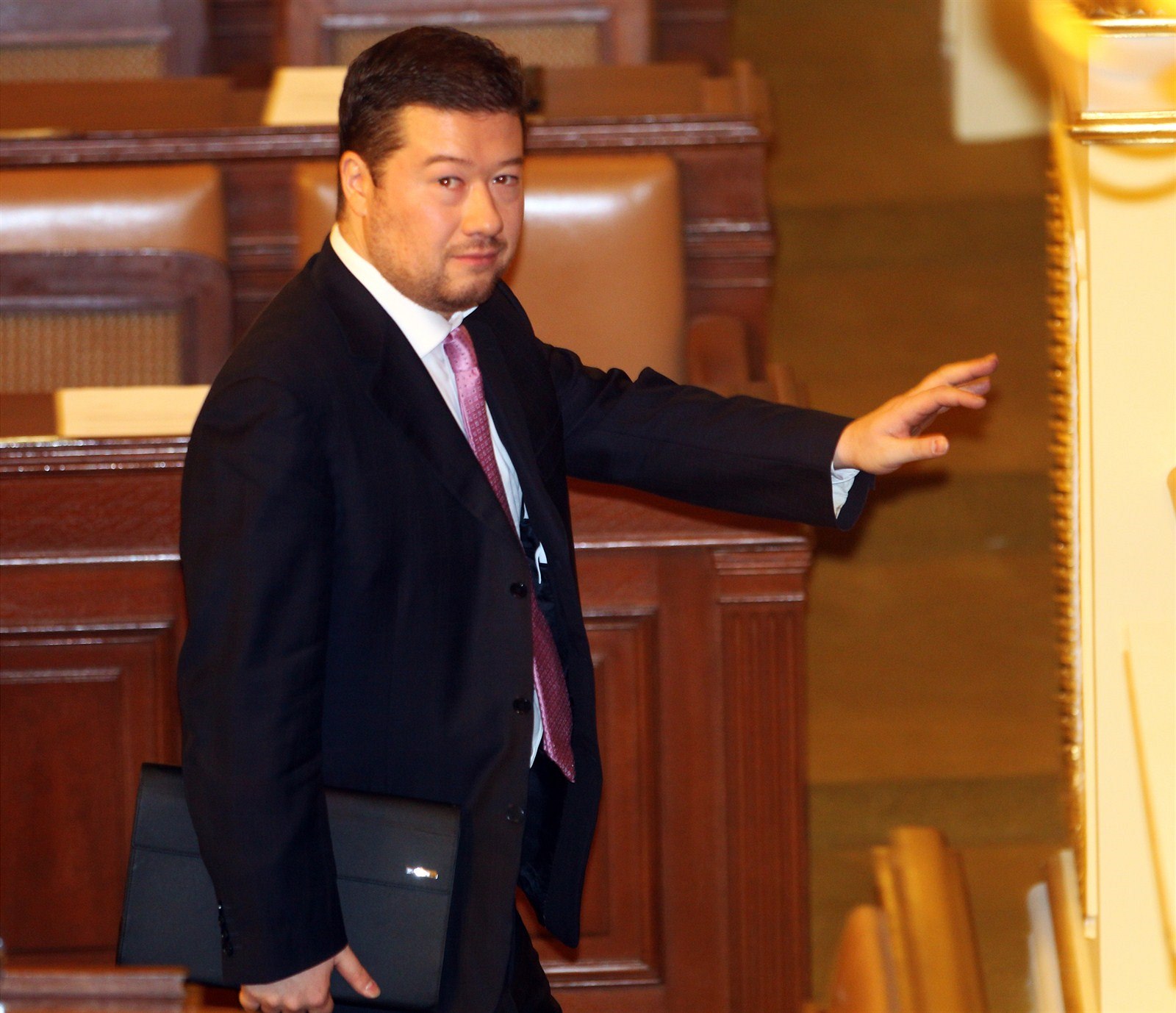 Okamura vystartoval ve Sn�movn� proti cizinc�m. Není podle n�j �ádoucí, aby v �esku byli ti, kte�í p�ijdou o práci.