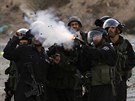 Izraeltí pohraniníci stílí granáty se slzným plynem po palestinských...
