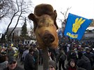 Praseí hlava jako symbol toho, co si demonstranti v Kyjev myslí o vlád a...