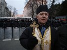 Pravoslavný knz s vlajekou EU. Do protest proti Janukovyovi se zapojili i...
