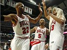 Basketbalisté Chicaga Taj Gibson (vlevo), Carlos Boozer a Joakim Noah (s