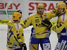 Hokejista Zlína se radují z gólu proti Kladnu.