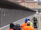 Hasii ve spolupráci s TSK zabezpeují plechové pláty na Nuselském most, které...