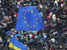 V centru Kyjeva se sely statisíce demonstrant. Chtjí sblíení své zem s EU