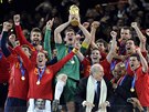 POHÁR JE NÁ! panltí fotbalisté oslavují vítzství ve finále mistrovství
