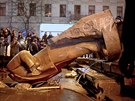 Odpoledne protestující svrhli a roztloukli sochu Lenina (8. prosince)