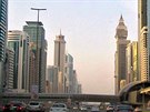 Sheikh Zayed Road je hlavní tepnou msta.