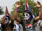 Nkteí demonstranti vyli do ulic Bangkoku v maskách Guye Fawkese. Podobizny...