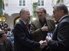 Profesor Petr Fiala (vlevo) se zdraví s bývalým pražským primátorem Bohuslavem...