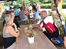 Do restaurace U tpána jezdí na kole spousta lidí, nejen Zdenk Pohlreich. 