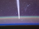 Kometa Lovejoy na nad zemskm obzorem na snmku, kter ze stanice ISS podil...