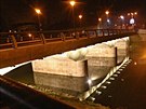 Nasvcen kamenn most pes Szavu v Doln ulici se za tmy stv jednou z...