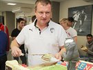 KDO SI DÁ? Pavel Vrba krájí narozeninový dort. "Já vám vem moc dkuji, váím...