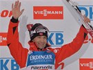 Ole Einar Björndalen na stupních vítz po závodu ve sprintu v Hochfilzenu. 
