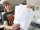 Student zlínského Gymnázia Lesní tvr Martin Kandel ukazuje petici proti...
