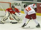 Olomoucký Jakub Leheka v anci ped tebíským gólmanem Martinem Falterem.