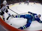Vancouverský hokejista David Booth se ocitl na led po souboji s Marcem-Andrem...