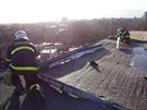 Po silném noním vtru museli hasii v Ostrav-Porub zajistit stechu, která...