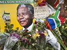 Ped domem v Johannesburgu, kde il Nelson Mandela, lidí pokládají kvtiny,...