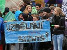 Demonstrace student a pedagog ped Krajským úadem Karlovarského kraje proti