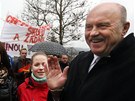 Demonstrace student a pedagog ped Krajským úadem Karlovarského kraje proti