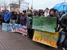Demonstrace studentů a pedagogů před Krajským úřadem Karlovarského kraje proti
