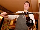 Mistr republiky Kamil Proke pedvádí sabrá lahve nového pivního speciálu...
