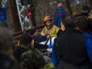 Záchranái odváejí mue na lehátku od vlaku, který vykolejil v Bronxu (New...