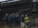 Policisté spolu s hasii zkoumají pevrácený vlak, který vykolejil v New Yorku...