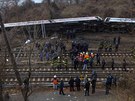 U pevráceného vlaku v Bronxu zasahují záchranái, hasii a policie (New York,...