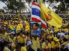 Oslavy narozenin krále peruily thajské nepokoje. Oslav se zúastnili tisíce...
