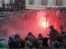 Pi tvrdých stetech mezi demonstranty a policií u prezidentského paláce létaly...