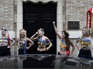 Aktivistky hnutí Femen se ped ukrajinskou ambasádou v Paíi demonstrativn...