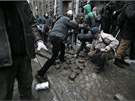 Pi protestech v centru Kyjeva demonstranti na policii hálzeli dlaební kostky....