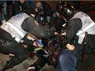 Zdravotníci oetovali ranné z ad policie i demonstrant. (1. 12. 2013)
