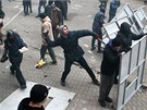 Demonstranti útoili na policejní tkoodnce dlaebními kostkami. (1. 12. 2013)