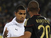 BRATI PROTI SOB. Kevin-Prince Boateng v dresu Ghany (vlevo) si podv ruku s...