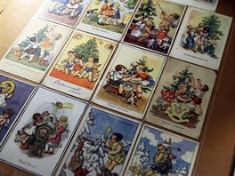 Nostalgickou atmosféru dotváejí ilustrované vánoní pohlednice z rzných...